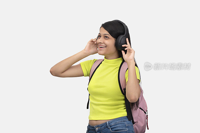 小女孩喜欢用耳机听音乐