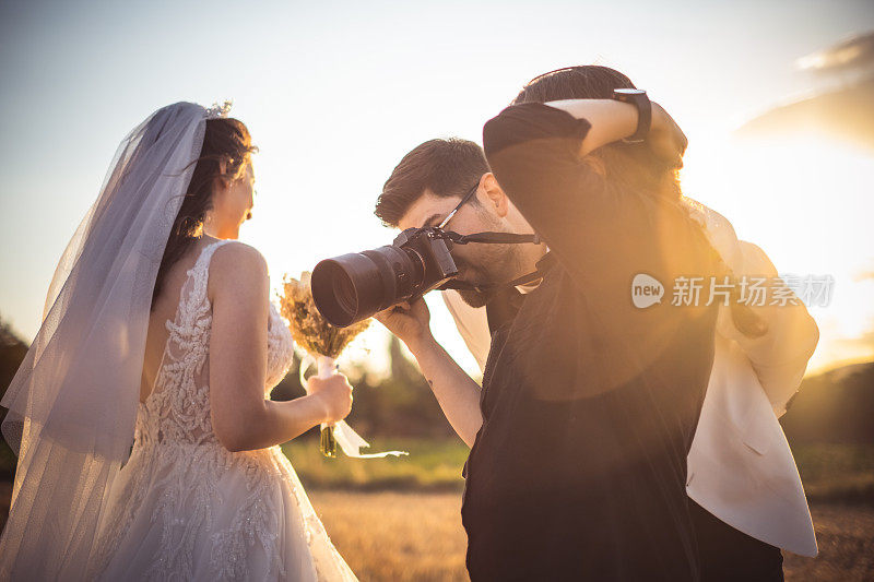 婚礼摄影师向新人展示照片
