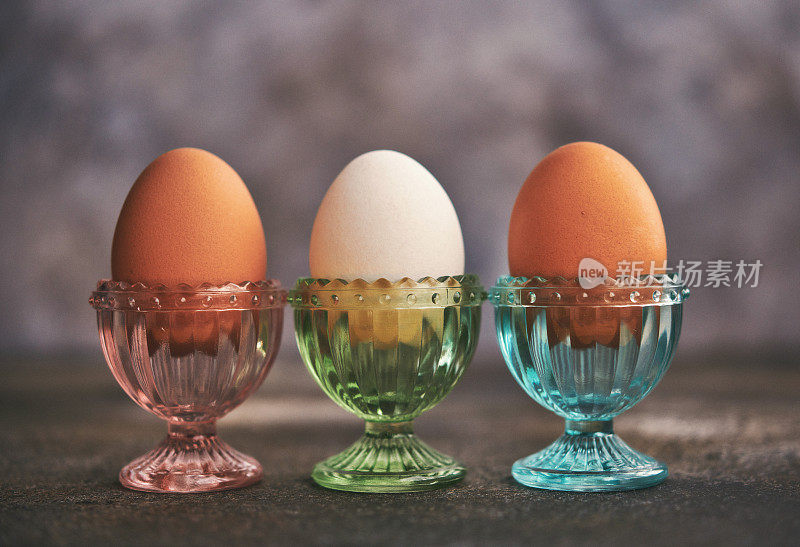 有机鸡蛋在彩色彩色水晶蛋杯