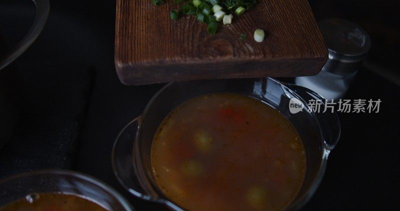 家庭厨房蔬菜汤的制作和上菜