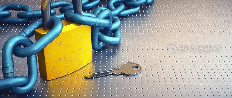 在闪闪发光的工业表面上，有黄色的挂锁和锁着蓝色链条的钥匙。特写，宽水平构图。