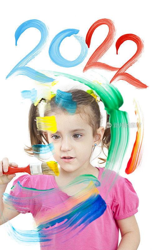 金发小女孩在窗户上画了“2022年新年快乐”