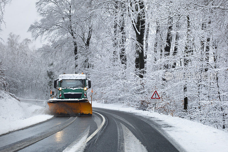 在积雪覆盖的道路上扫雪机