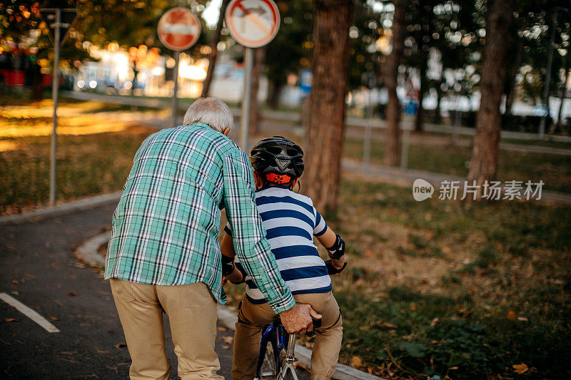 孩子正在学习骑自行车