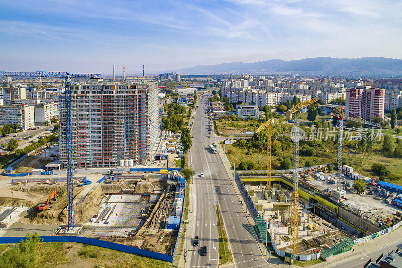 保加利亚索非亚的工业建筑起重机和建筑。施工现场及施工机械鸟瞰图。无人机视角