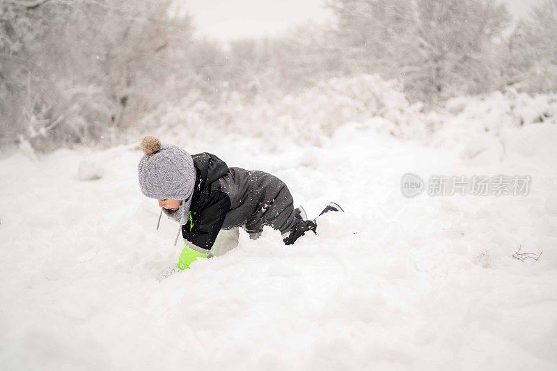 孩子在雪地里玩