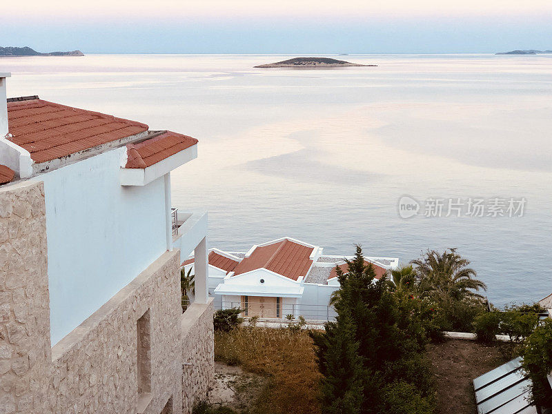 美丽的房子在海边和爱琴海的小岛，土耳其