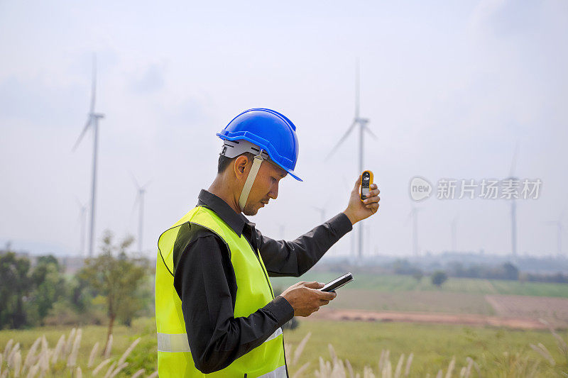 在发电厂工作的蓝领工人。风车。