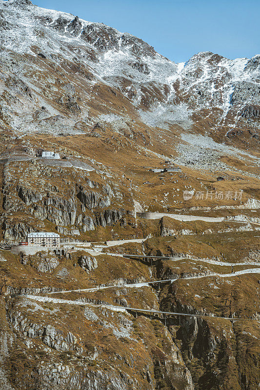 瑞士弗尔卡山口蜿蜒的道路