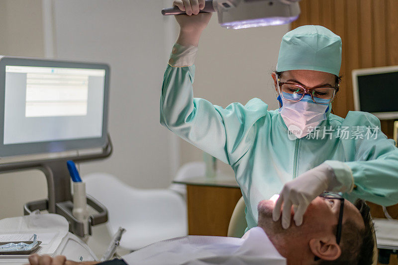 牙医分析病人的牙齿