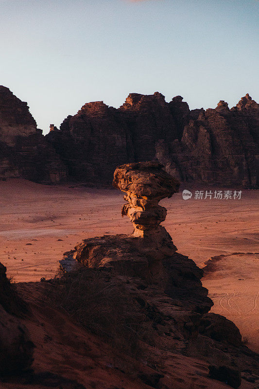 欣赏火星瓦迪拉姆沙漠的风景