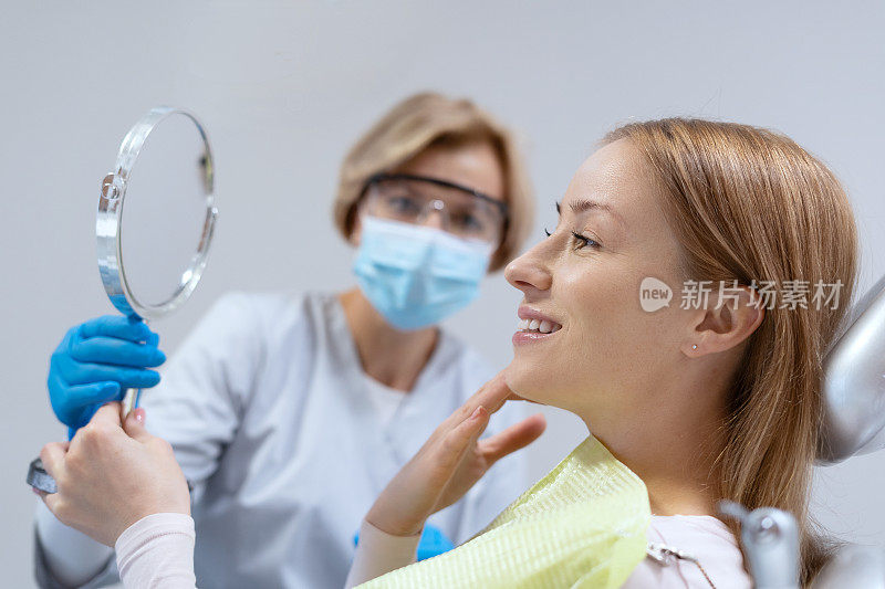 病人在看专业牙医时照镜子