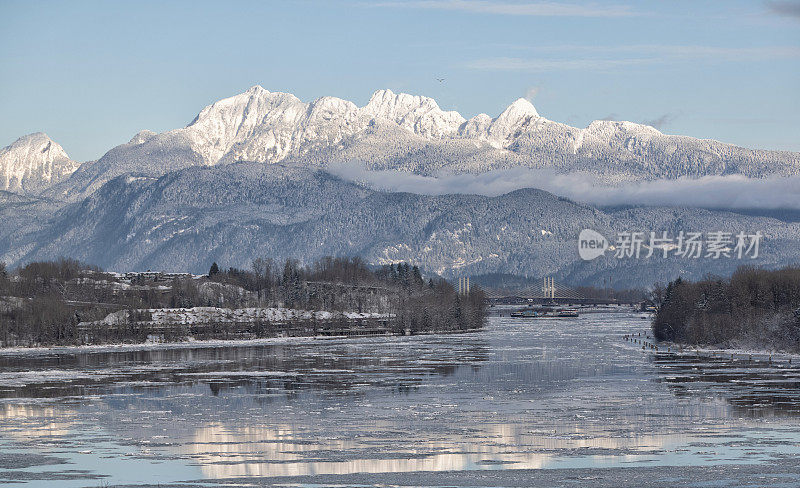 2021年冬天，加拿大BC省的弗雷泽河