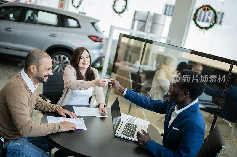 顾客与购车的销售员握手