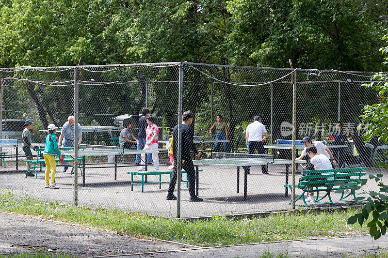 人们在城市公园里打乒乓球