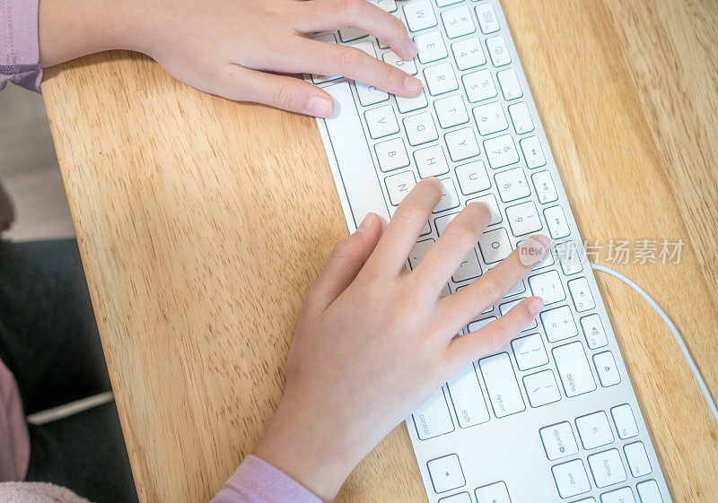 女孩的手指在敲击键盘