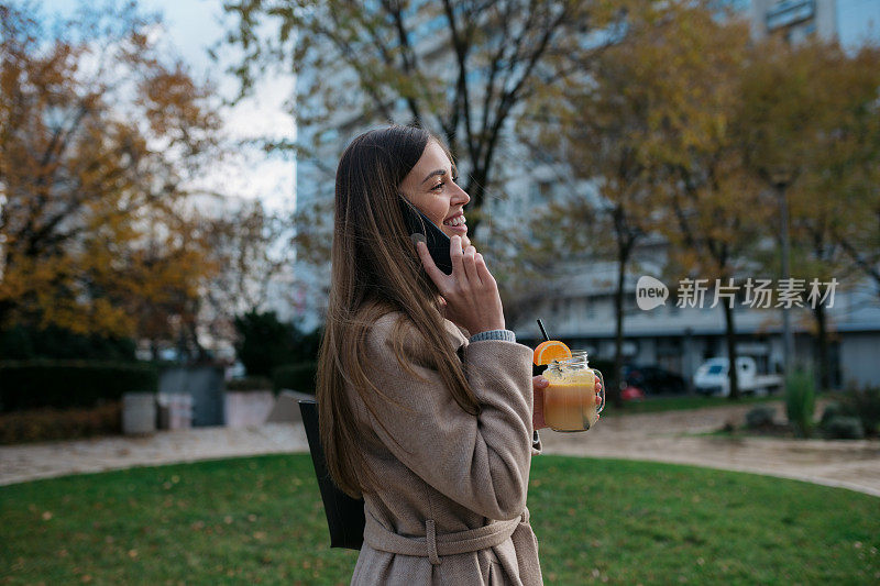 吸引人的年轻白人妇女享受自己在城市