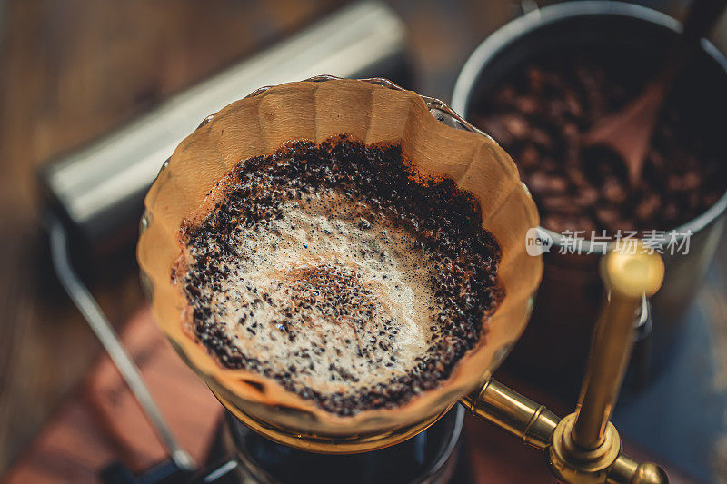 制作倒咖啡，将热水倒入咖啡粉中