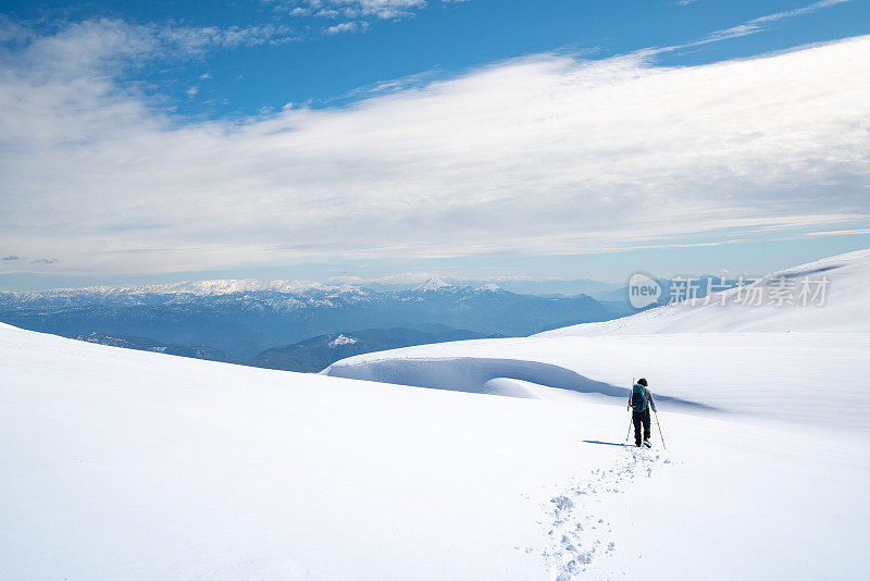 成功的登山运动员就是在冬天的雪地里走在高山的顶峰上