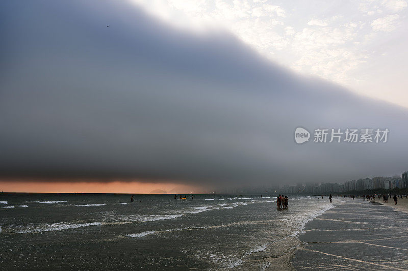 桑托斯巴西。下午晚些时候在海滩上，灰色的大云和雾向城市靠近。
