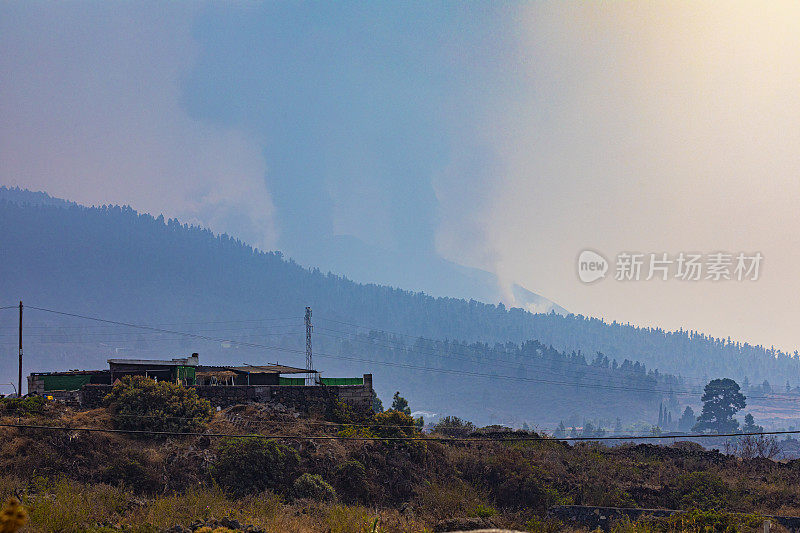 康伯维哈火山爆发。火山锥和双火山柱每天在天空中留下大量的火山灰