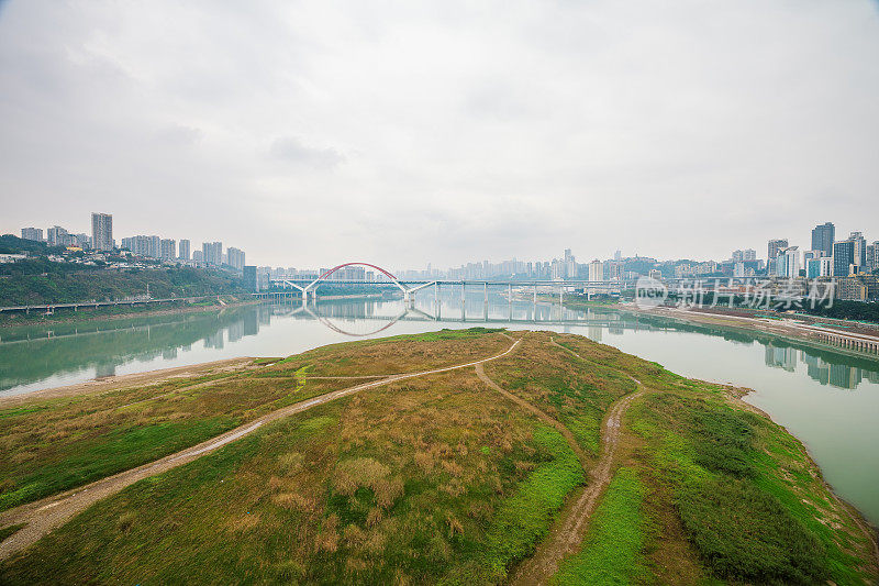 阴天重庆滨江城市的现代建筑和立交桥