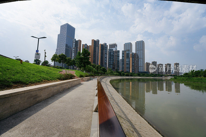 阳光明媚的日子，河边有桥和草地