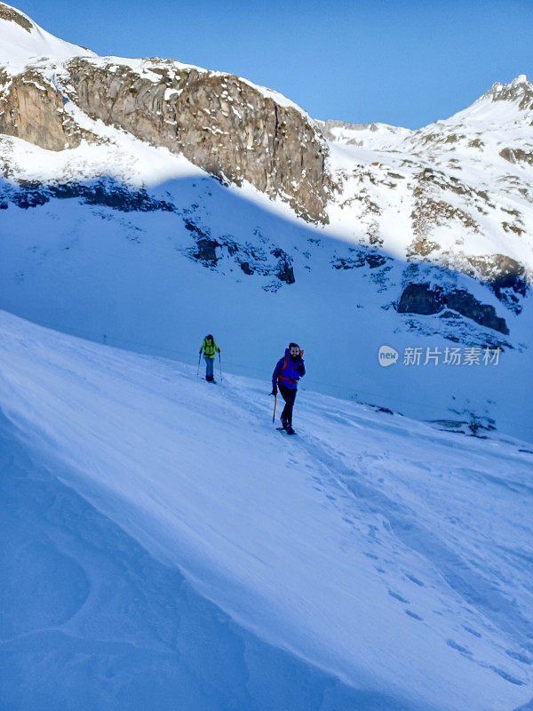 男人和女人在穷乡僻壤穿雪鞋