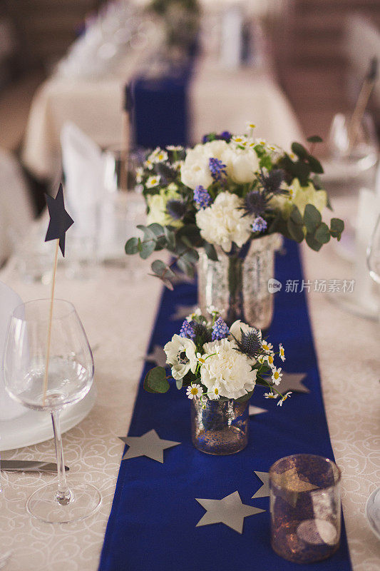 婚礼花饰和桌上的星星。