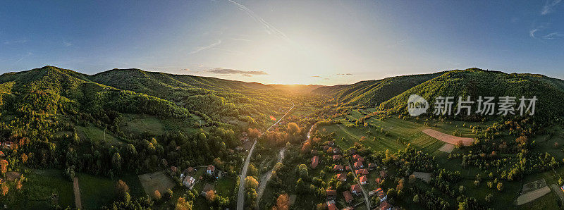 日落时分从空中俯瞰村庄和大自然的美景