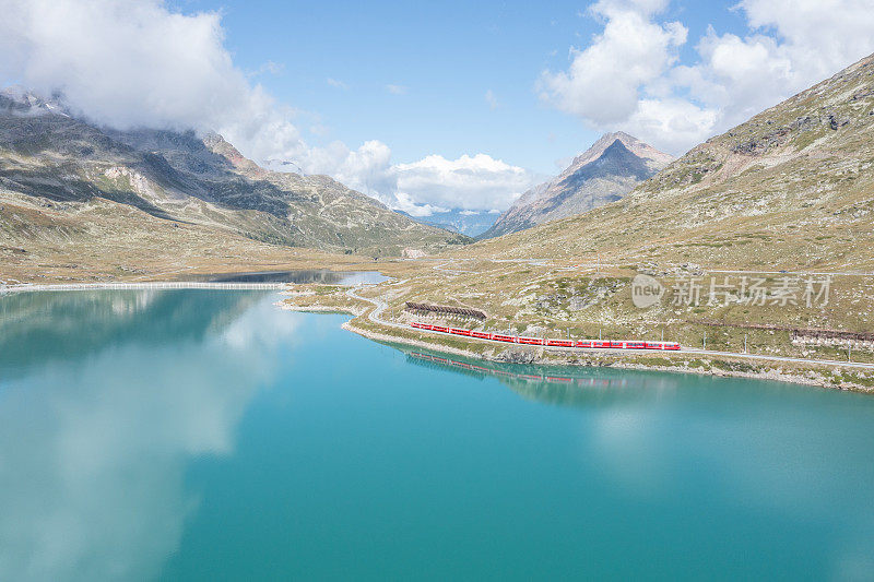 无人机拍摄的瑞士火车经过伯尼纳山口的比安科湖，瑞士Grisons