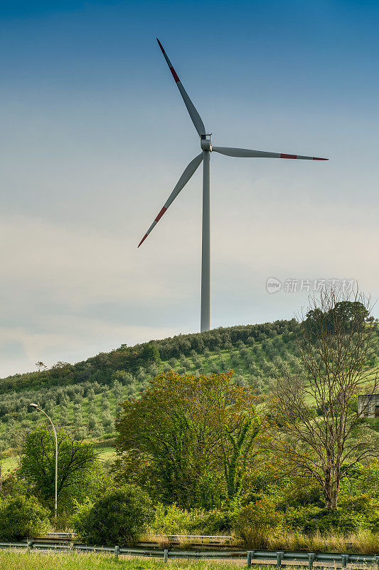 意大利南部的一座风电场位于种植着葡萄园和橄榄园的山丘之间