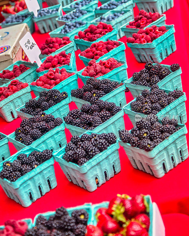 农贸市场黑莓，覆盆子和黑莓的纸箱