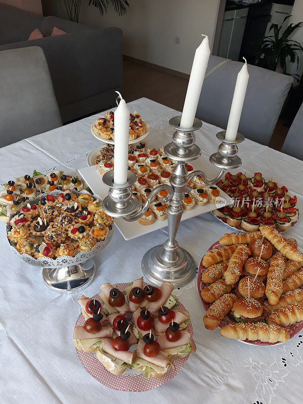 在一家大饭店里，香甜可口的小甜饼、纸杯蛋糕和松饼被摆在宴会桌上。