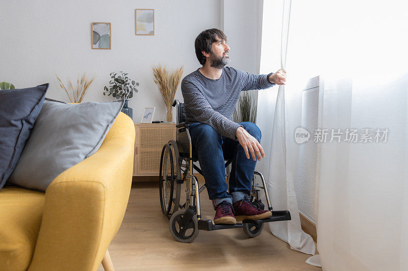 一个坐在轮椅上的成年人望着窗外思考着未来