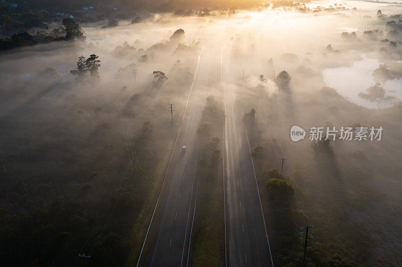 日出时的空中雾公路