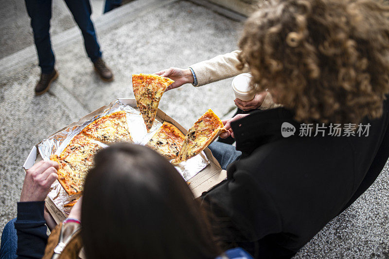 学生在庆祝在学校的照片中取得好成绩