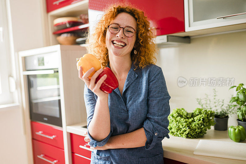 厨房里的姜黄色年轻女人的画像