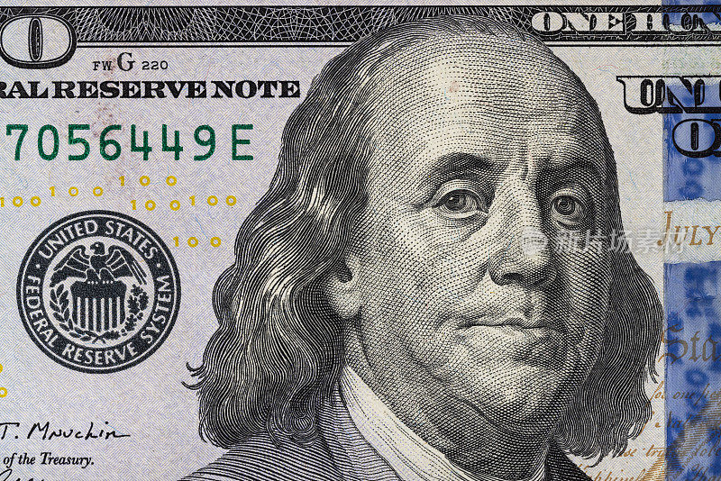 百元美钞上本杰明·富兰克林的特写