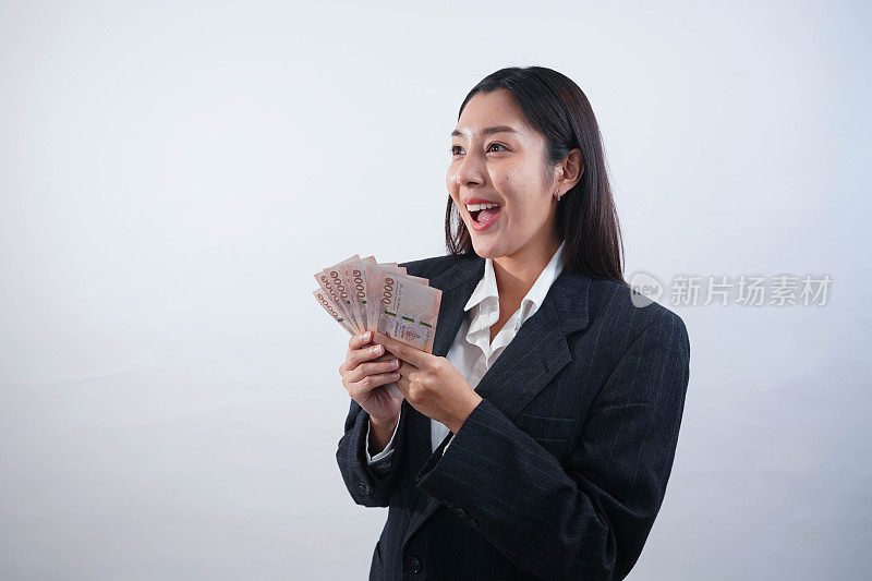 大的利润。快乐年轻的亚洲商业女性覆盖脸现金