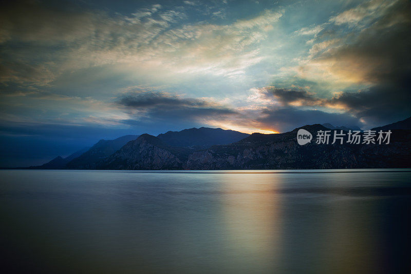 意大利加尔达湖上的长时间曝光和美丽的日落云景