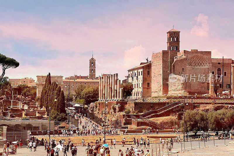 参观罗马广场纪念碑的一群游客