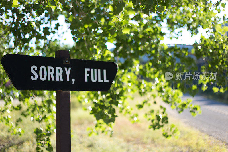 新墨西哥州陶斯:露营地的路边标牌上写着“对不起，满了”