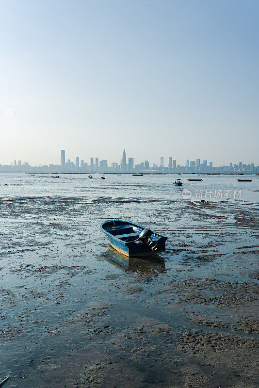 香港泥滩上的船只与退潮的黎明景象，从香港到深圳海岸的流浮山