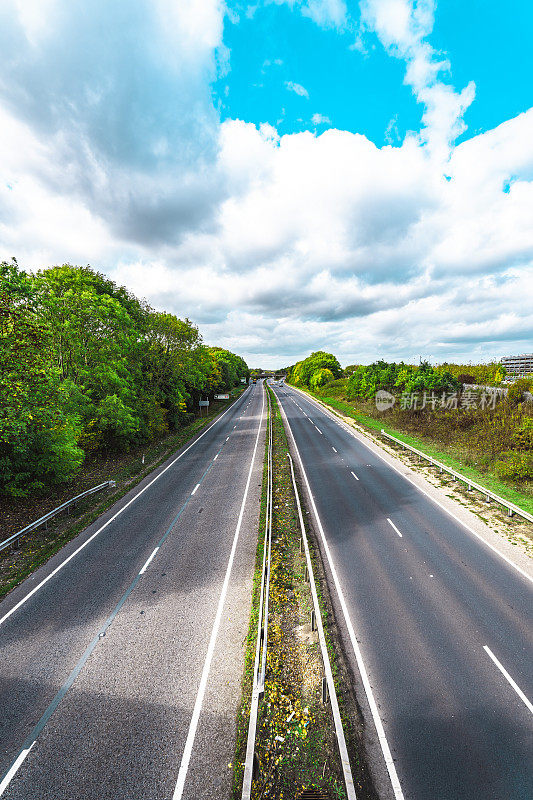 英国道路的空双行车道背景