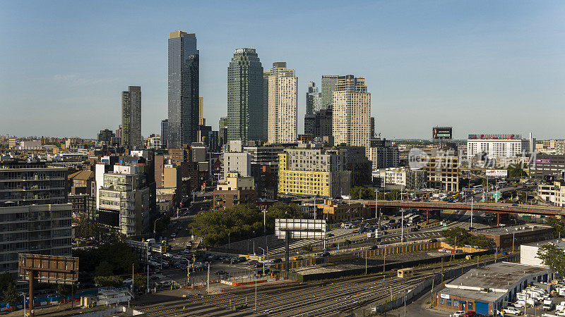 长岛市全景，前方有铁路和普拉斯基桥。