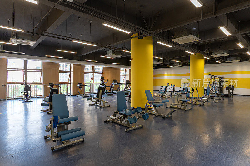 空荡荡的健身房里有许多健身器械