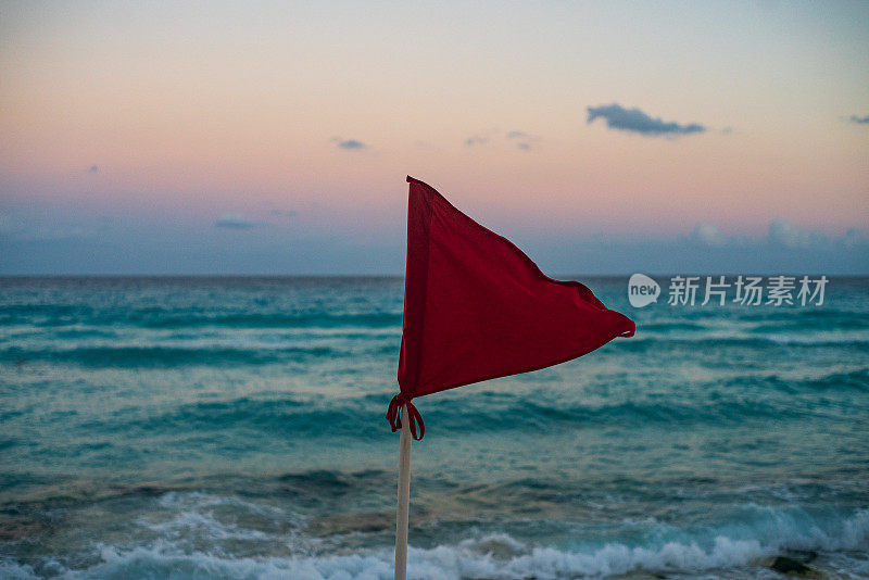 泳滩悬挂红旗，标示泳滩不安全