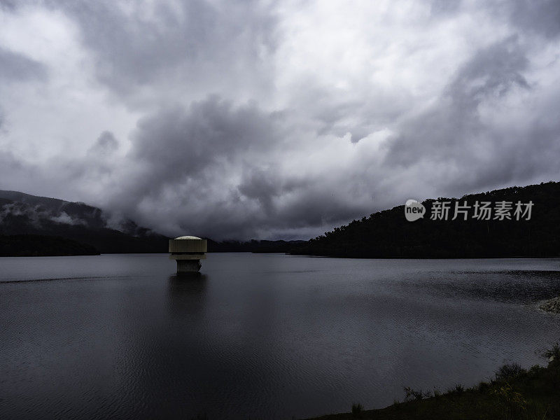 穆迪水坝与水塔