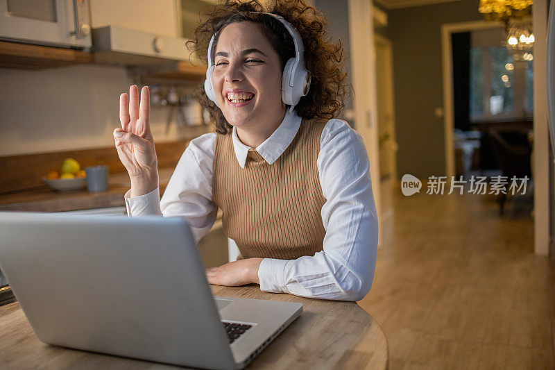 年轻女人在家工作